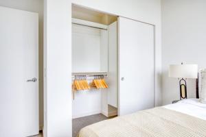 South Lake 1br w wd roof nr Lake SEA-490