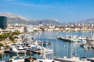 Apartment in Split near Beach with balcony, air conditioning, WiFi 5141-1