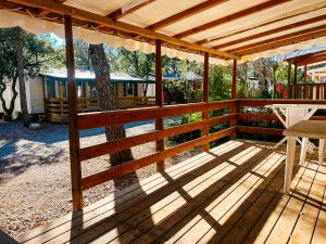 Campings 3 bedroom Chalets Camping Lei Suves - JoyCasa : photos des chambres