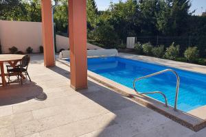 Maisons de vacances Maison avec piscine et petanque Vaucluse Isle-sur-la-Sorgue Lagnes : photos des chambres