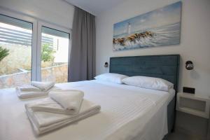 Luxury Villa Lana Apt, Seaview Terrace, Large Outdoor Space, BBQ