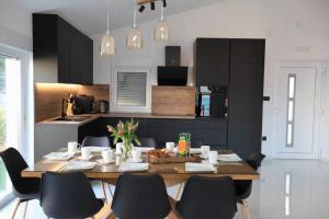 Luxury Villa Lana Apt, Seaview Terrace, Large Outdoor Space, BBQ