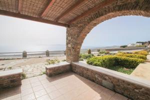 obrázek - Blue Balcony/SkyView in Tinos - 3BR Home in Arnados