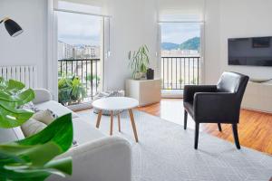 Sea Views from 4 Balconies Walk Score 90