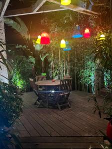 "La Villa Bali", en Bord de Mer à 5 mn des plages avec Piscine à cascade, Grand extérieur unique sur le thème de Bali