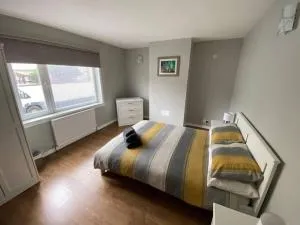 7 BR for 10 people in town - Cromore