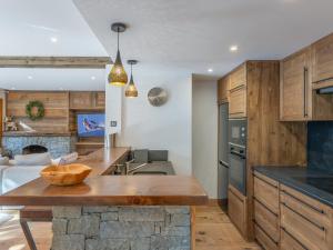 Appartement de charme avec cheminée et balcon ensoleillé à Courchevel - FR-1-564-84