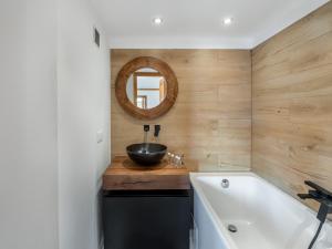 Appartement rénové, 3 chambres, centre Courchevel 1850 avec parking - FR-1-564-87