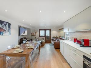 Appartement rénové avec balcon - Centre de Courchevel 1850, proche remontées mécaniques - FR-1-564-87