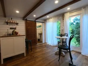 Gemütliches Tinyhouse im Garten einer Villa - Sigless