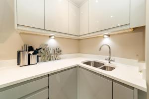 Spacious Morden Apartment I Next to Brighton Beach