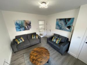 Brand New High Spec House with Parking & Wi-Fi By Home Away From Home - A