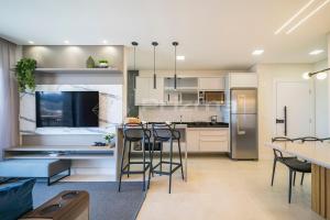 301 Bl 01 - WaldGarten Bombinhas - 50 m do Mar e Frente Avenida - Condomínio de Alto Padrão - Piscina - Academia - Salão de jogos