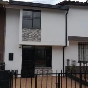 Casa Amoblada Floridablanca, a 5 min del casco urbano de Florida, a 10 min del Hospital Internacional y El Cerro del Santísimo. - Loma Mesa de Ruitoque