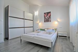 Family friendly house with a swimming pool Galizana, Fazana - 20593