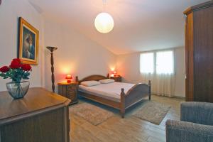 Apartments with a parking space Pula 20794