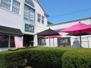 530 Route 28 Harwich Port Cape Cod - - The Pineapple House