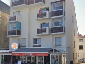 Charmant T2 avec Balcon au Cœur des Sables dOlonne, 150m du Centre, Ascenseur, Équipements Modernes - FR-1-331-213