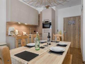 Appartement neuf skis aux pieds, 4 pers, Courchevel Moriond, balcon, parking, wifi - FR-1-631-131