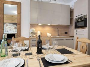 Appartement neuf skis aux pieds, 4 pers, Courchevel Moriond, balcon, parking, wifi - FR-1-631-131