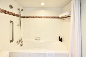 Phòng Deluxe có giường cỡ King và Nhìn ra quang cảnh Thành phố (Deluxe City View King Room)