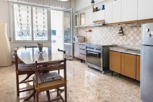 M340 - Marcelli, accogliente trilocale fronte mare con balcone