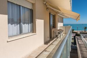 M340 - Marcelli, accogliente trilocale fronte mare con balcone