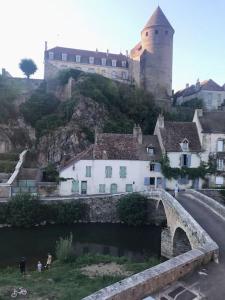 Maisons de vacances Grande Maison a Semur en plein coeur Historique : photos des chambres