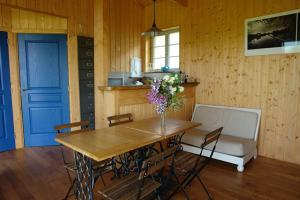 Maison en bois dans un pré