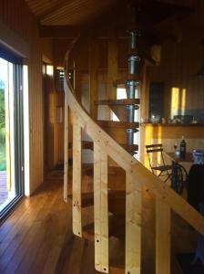 Maison en bois dans un pré