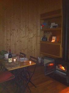 Maison en bois dans un pré