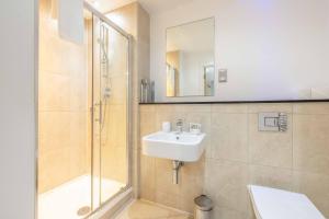 2 BED AT SLOUGH STATION & PARKING - LONDON IN 20 MINS