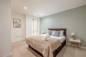 2 BED AT SLOUGH STATION & PARKING - LONDON IN 20 MINS