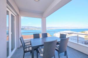 Queens Lodge Mastrinka by Litto