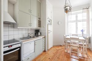 WeHost Spacious Studio for 5 with a Kitchen