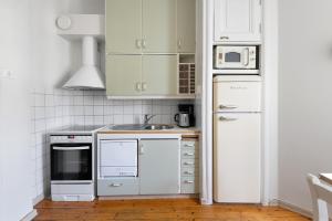 WeHost Spacious Studio for 5 with a Kitchen