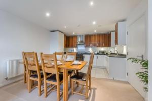 Charming 2 Bedroom Apartment with Balcony, Holland Park, Notting Hill, Chelsea