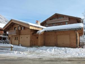 Chalets Chalet 4* cosy au coeur de La Clusaz, 13 pers, avec Wifi et billard - FR-1-304-177 : Chalet (13 Adultes)