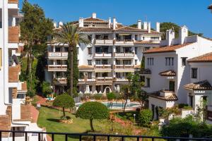 Calahonda park apartment with pool by Costarentals - Ref 91