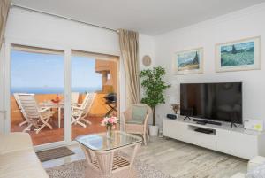 El Porton apt Calahonda by Costarentals - Ref 95