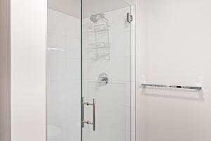 Downtown 1BR w Gym WD BBQ nr Dining Shops SEA-398