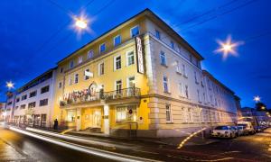 Goldenes Theater hotel, 
Salzburg, Austria.
The photo picture quality can be
variable. We apologize if the
quality is of an unacceptable
level.