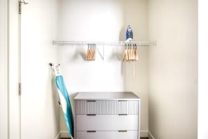 Elmhurst 1br w lounge pool gym nr Metra CHI-866