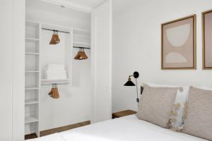 UES 2BR w Elevator Doorman Gym nr the Met NYC-683