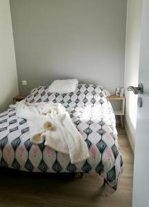 Charming ecolodge in a quiet area, heated poolyear Charente-Maritime