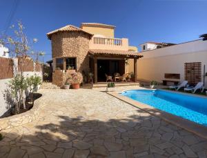 Villa Ingrid. Piscina exterior.