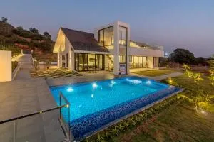 SaffronStays Stargazer, Karjat - luxury pool villa with lake view - Āpta