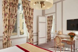 Prestige Suite room in Hôtel Regina Louvre