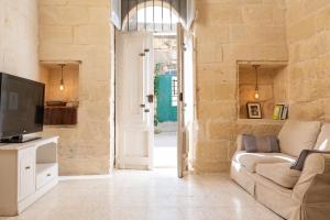 Roam Gozo - Studio 47 - 300yr Old Farm ConvertedWelcoming Tiny Home