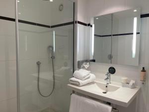 Hotels B&B HOTEL Saint-Quentin-en-Yvelines Centre Gare 4 etoiles : photos des chambres